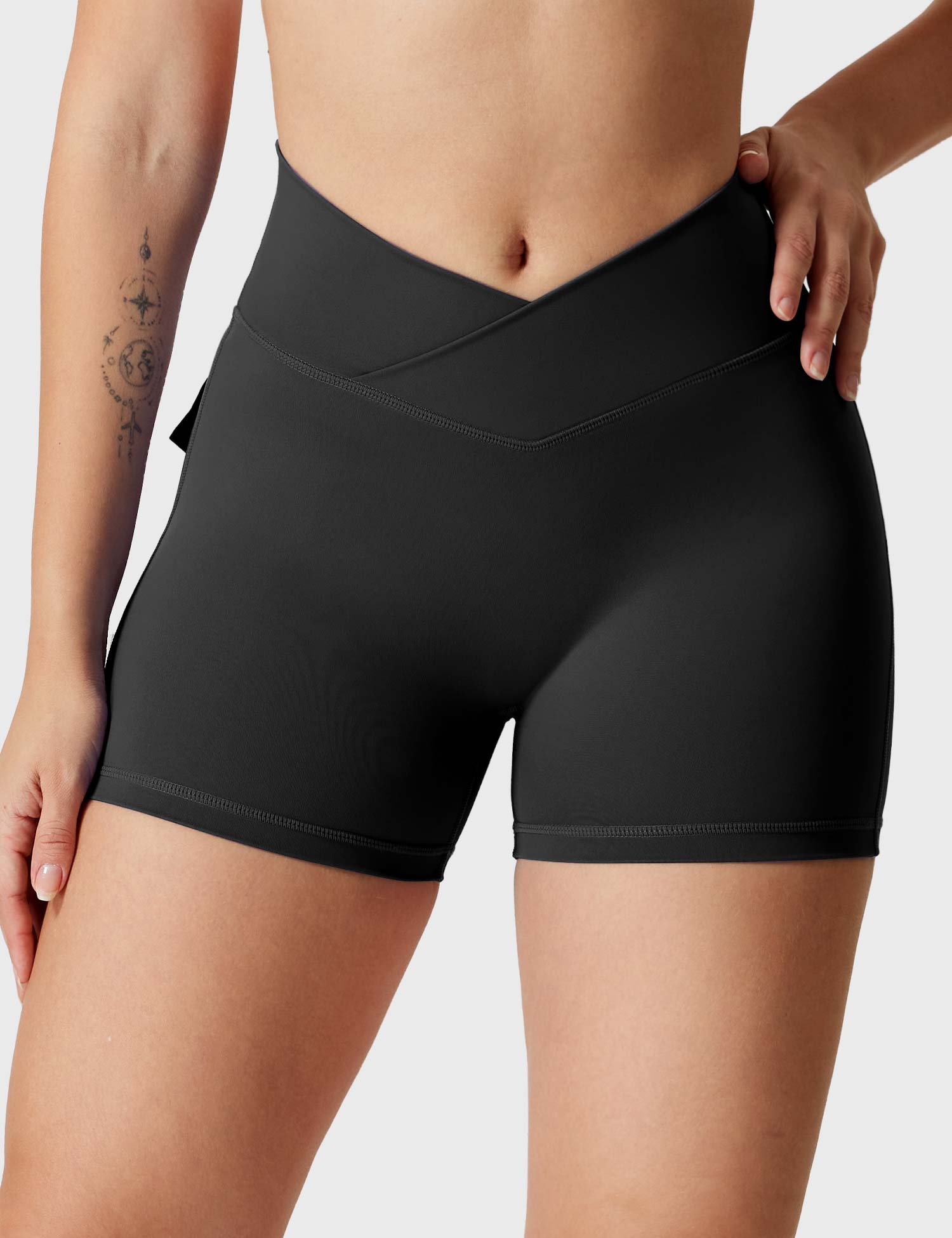 YGLEO V-waistband Charm Shorts