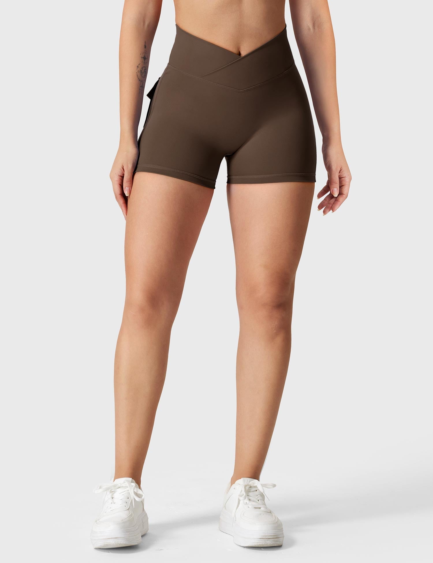 YGLEO V-waistband Charm Shorts