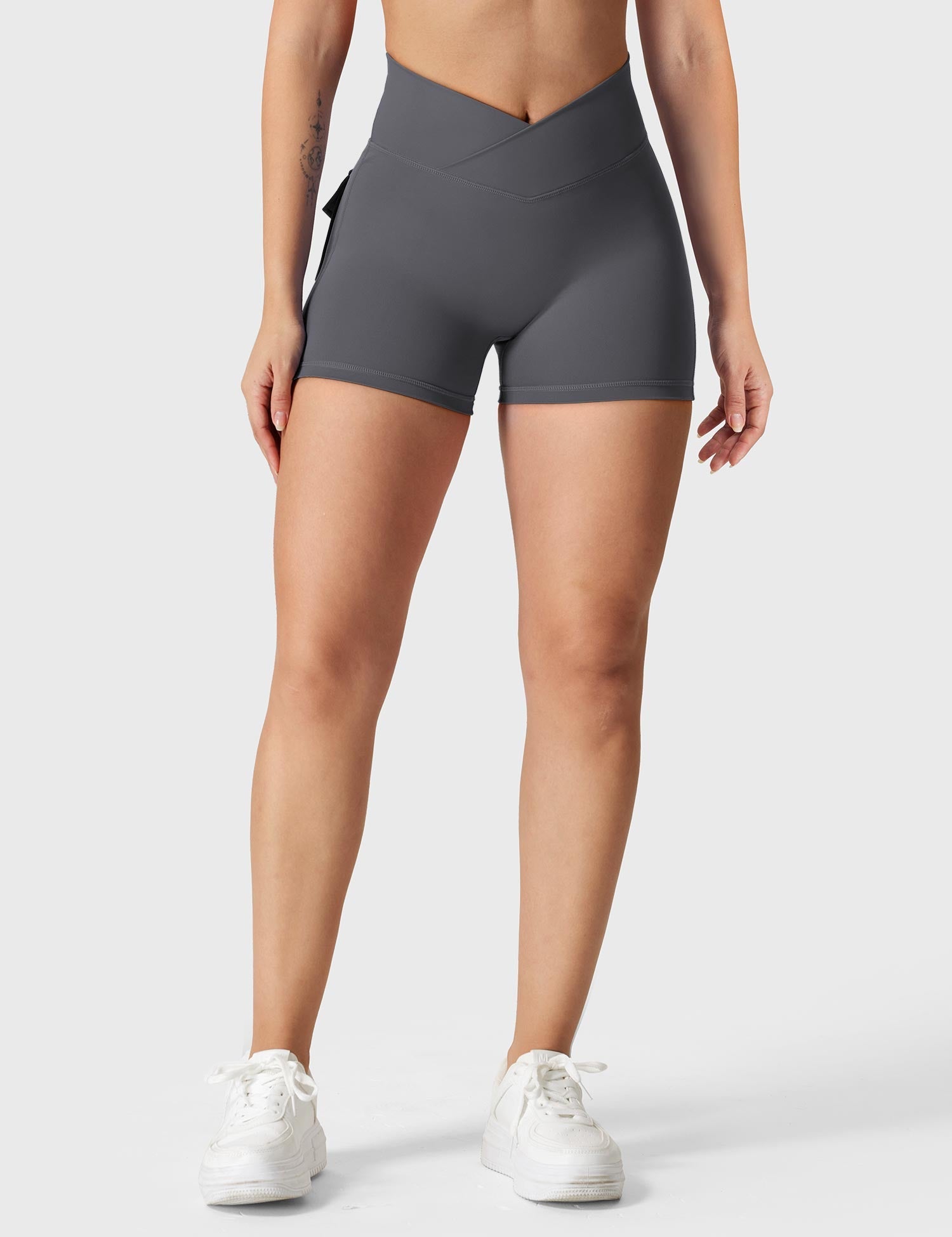 YGLEO V-waistband Charm Shorts