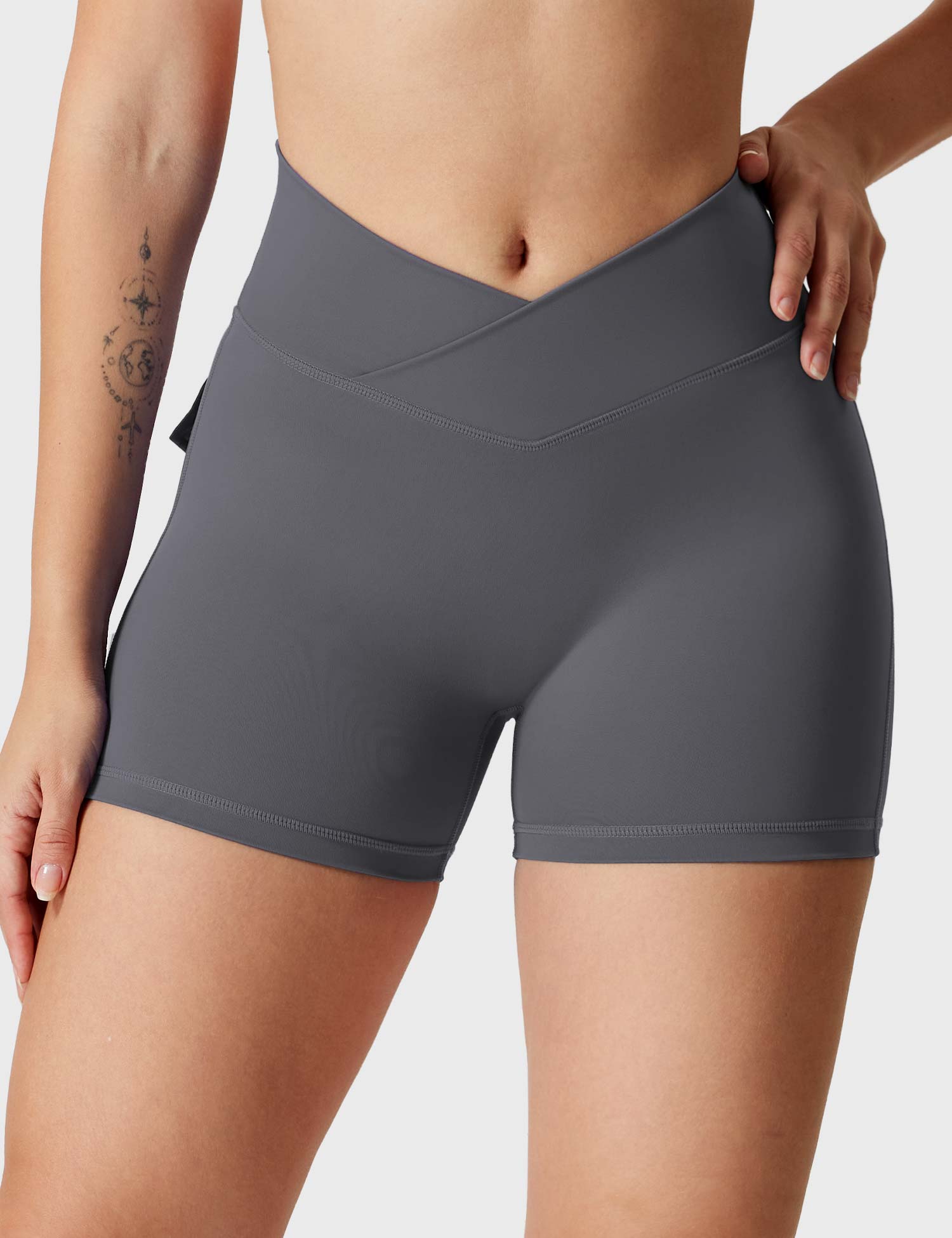 YGLEO V-waistband Charm Shorts