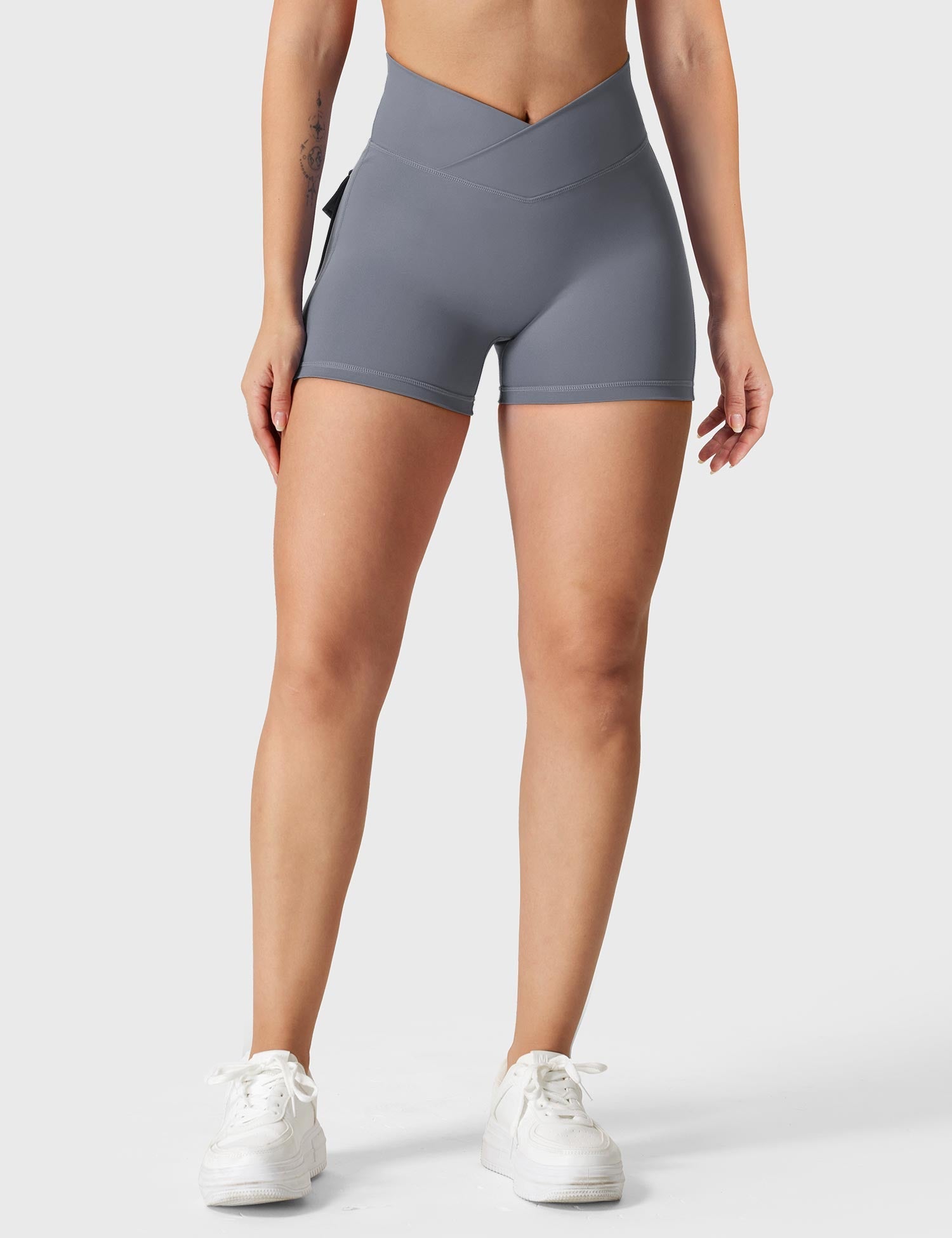 YGLEO V-waistband Charm Shorts