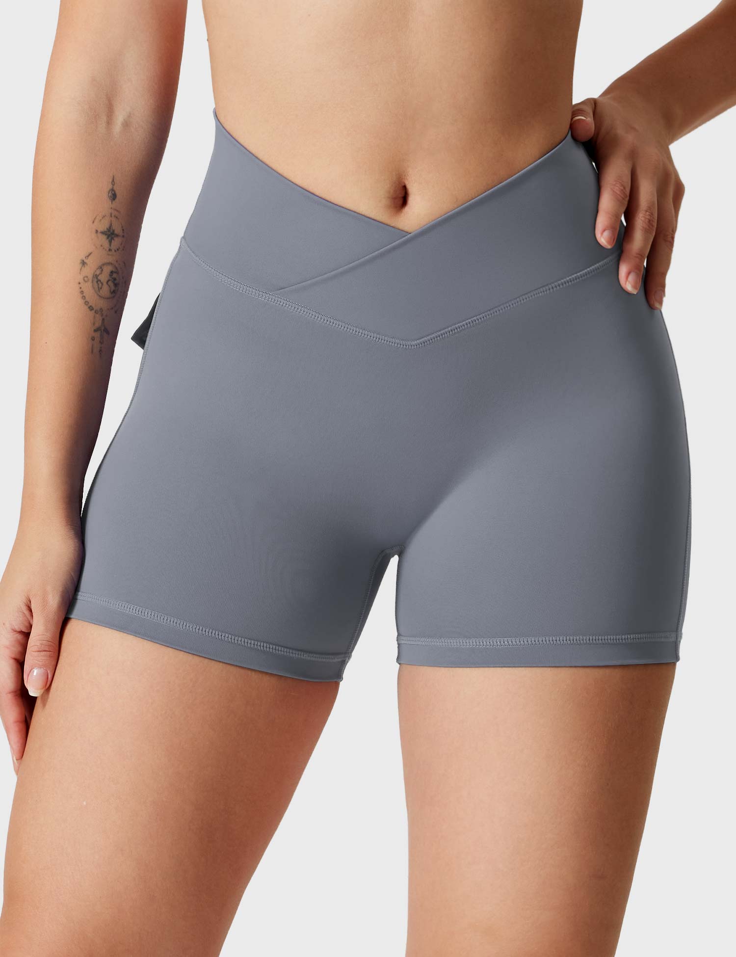 YGLEO V-waistband Charm Shorts