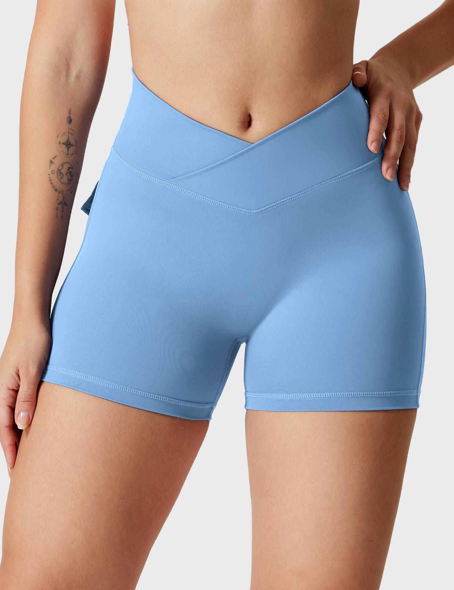 YGLEO V-waistband Charm Shorts