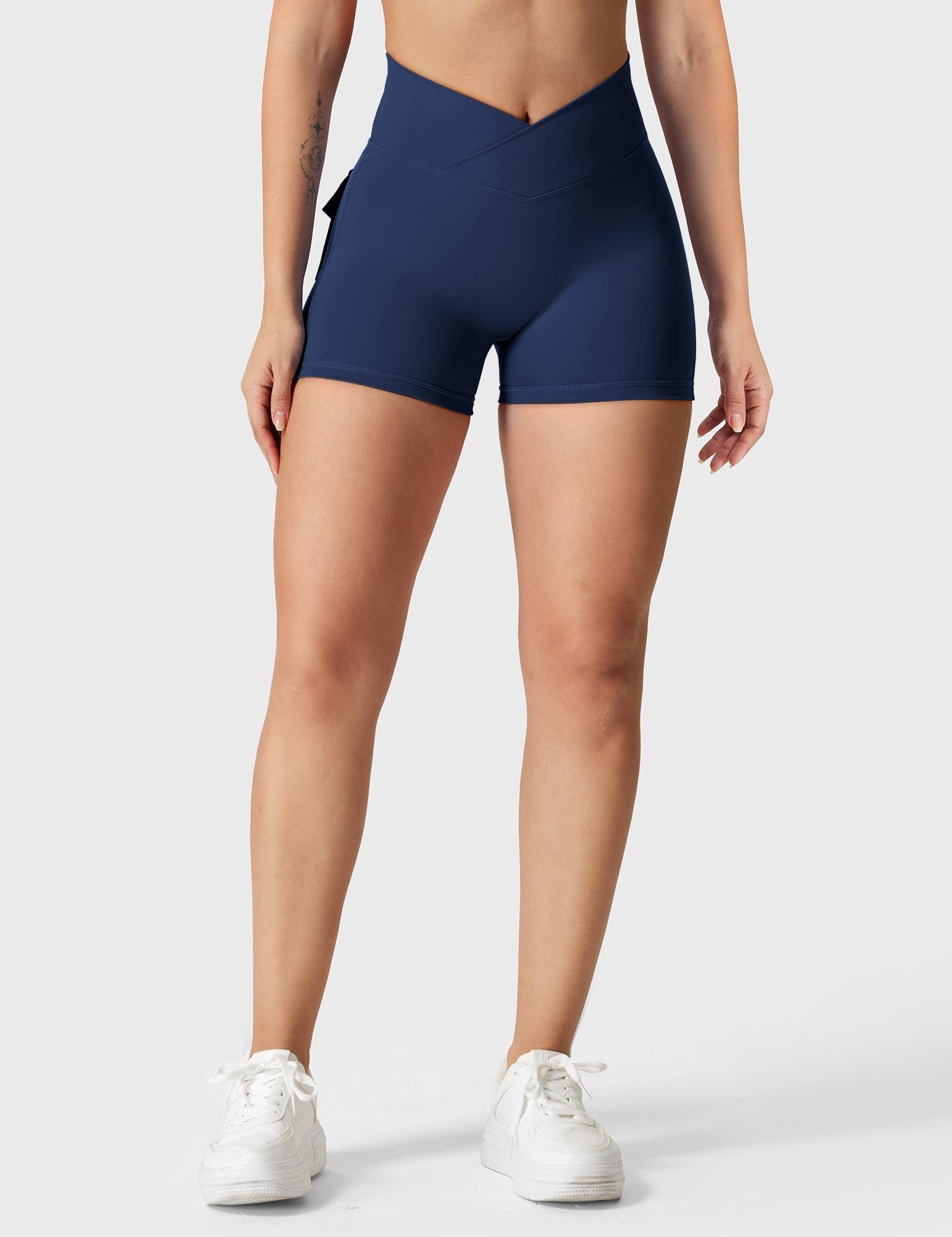 YGLEO V-waistband Charm Shorts