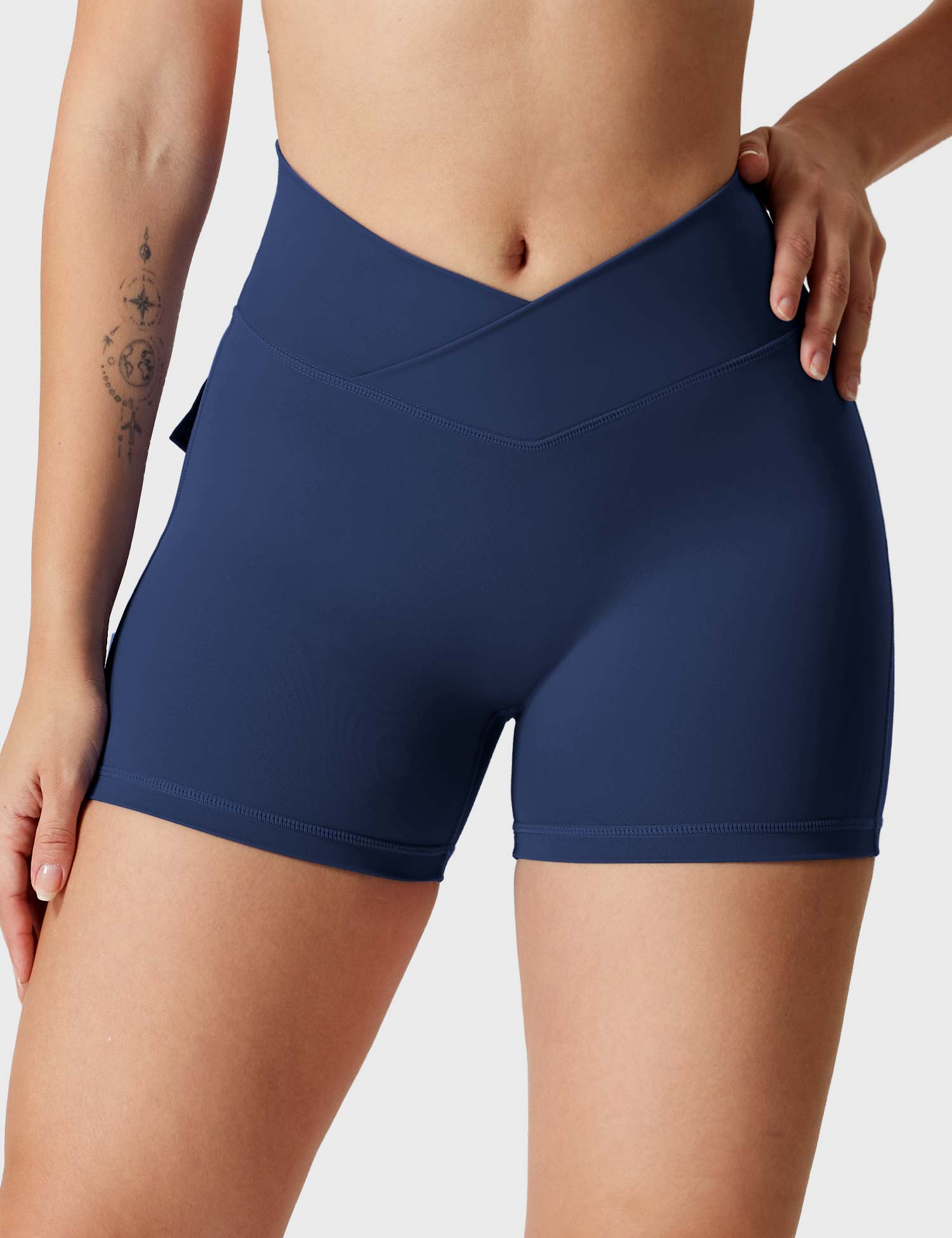 YGLEO V-waistband Charm Shorts