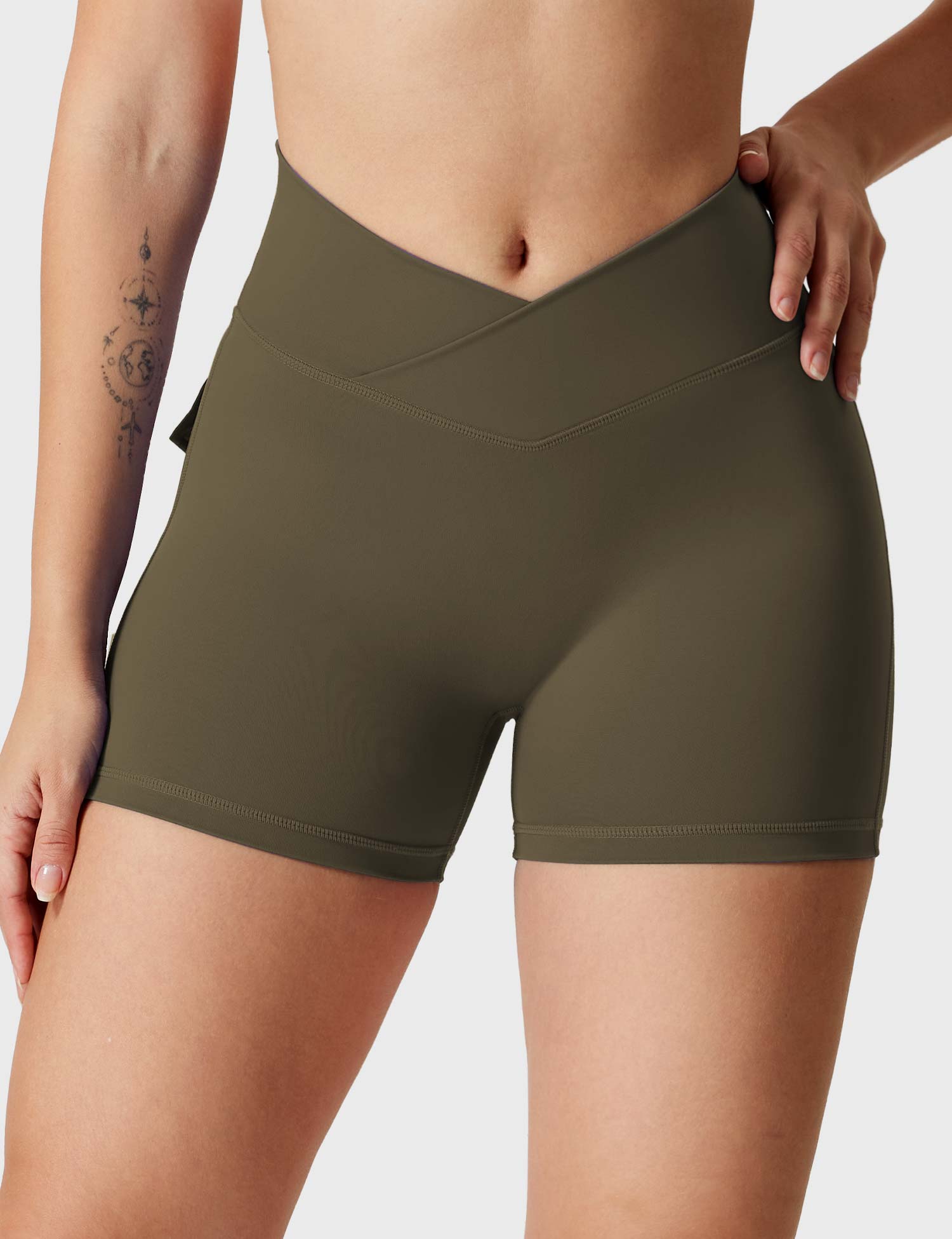 YGLEO V-waistband Charm Shorts