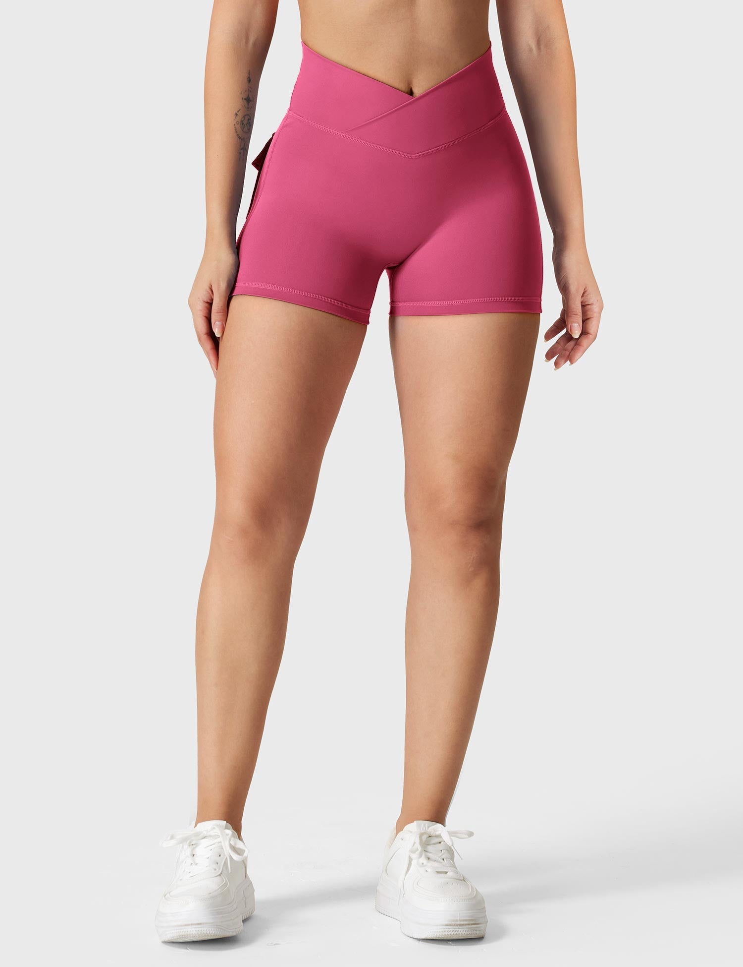 YGLEO V-waistband Charm Shorts