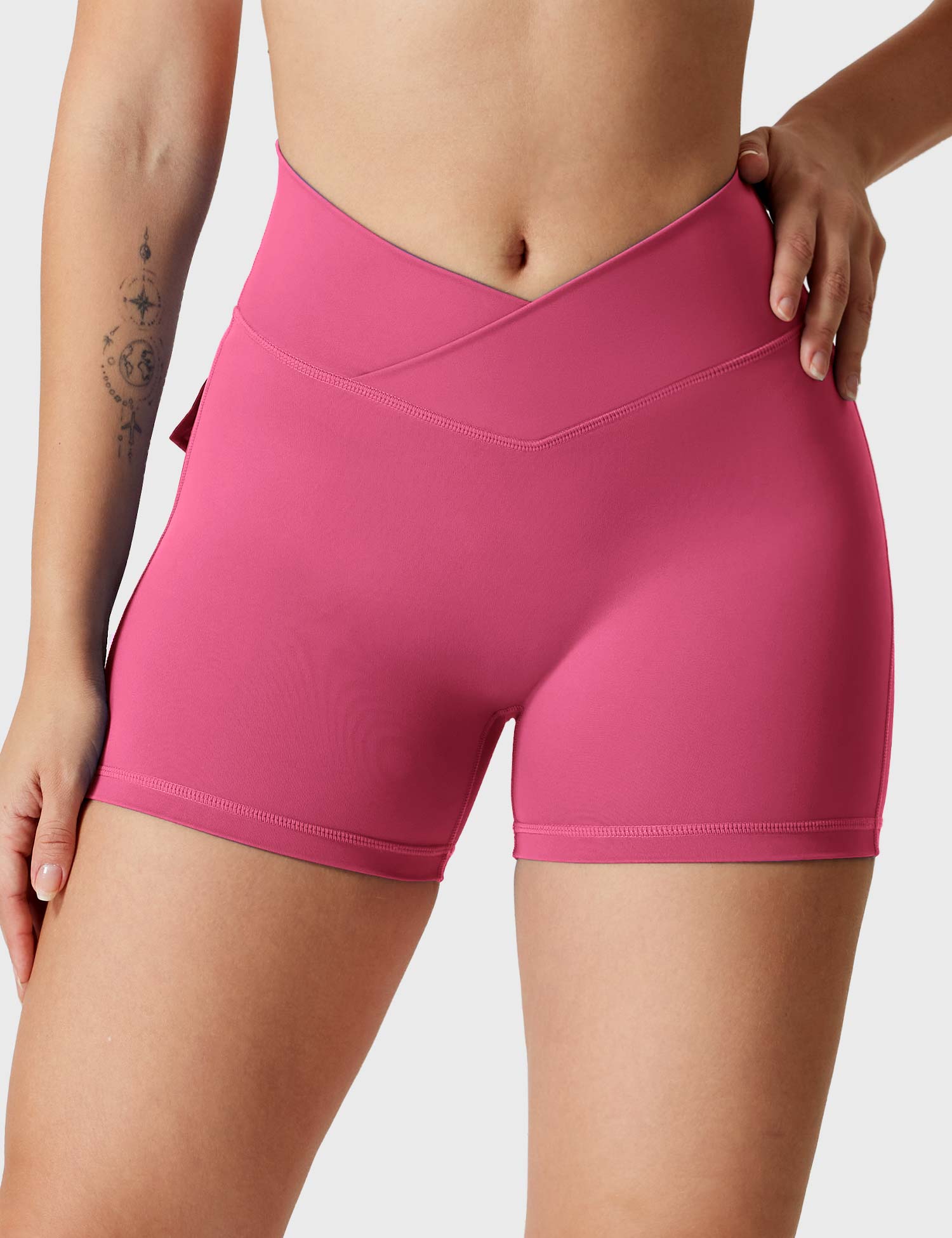 YGLEO V-waistband Charm Shorts