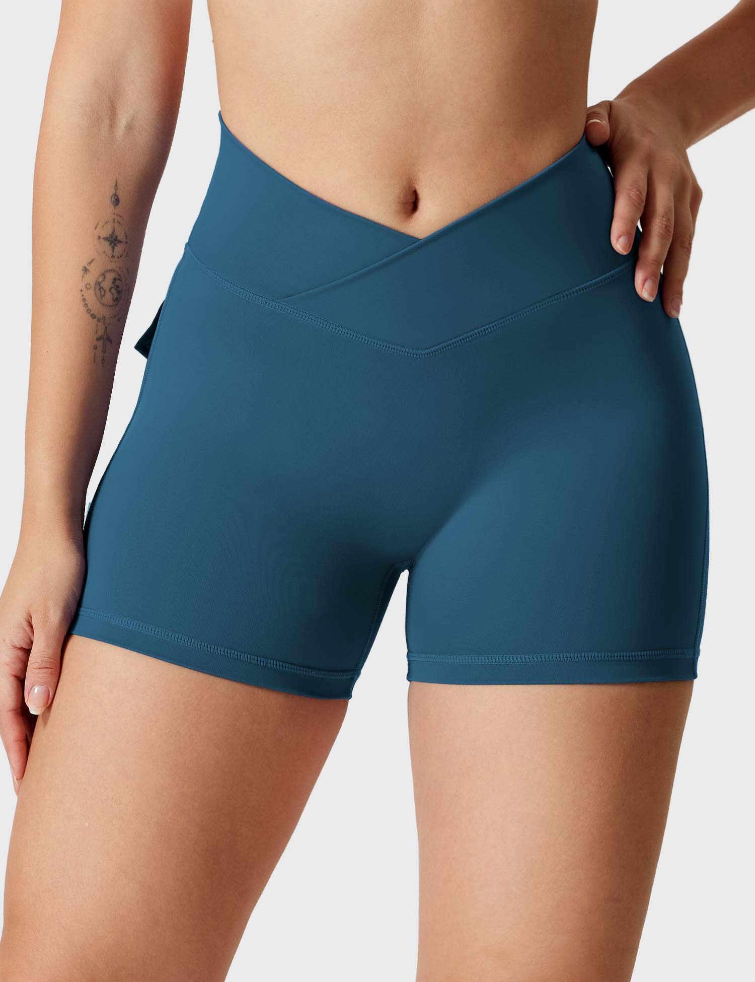 YGLEO V-waistband Charm Shorts