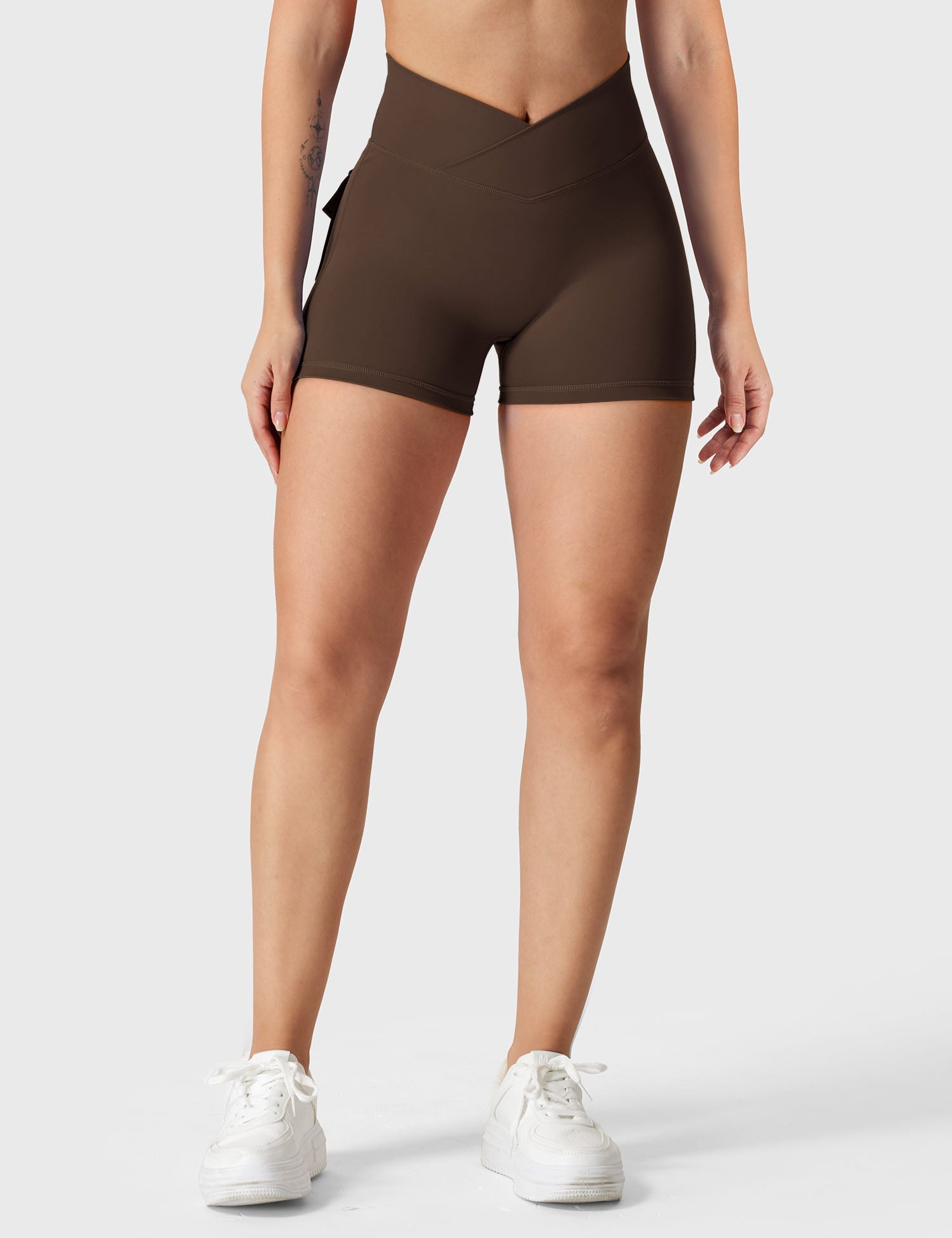 YGLEO V-waistband Charm Shorts