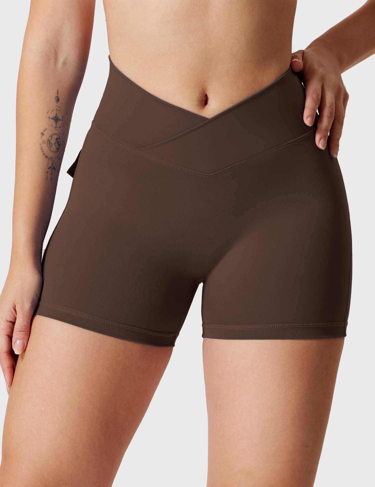YGLEO V-waistband Charm Shorts