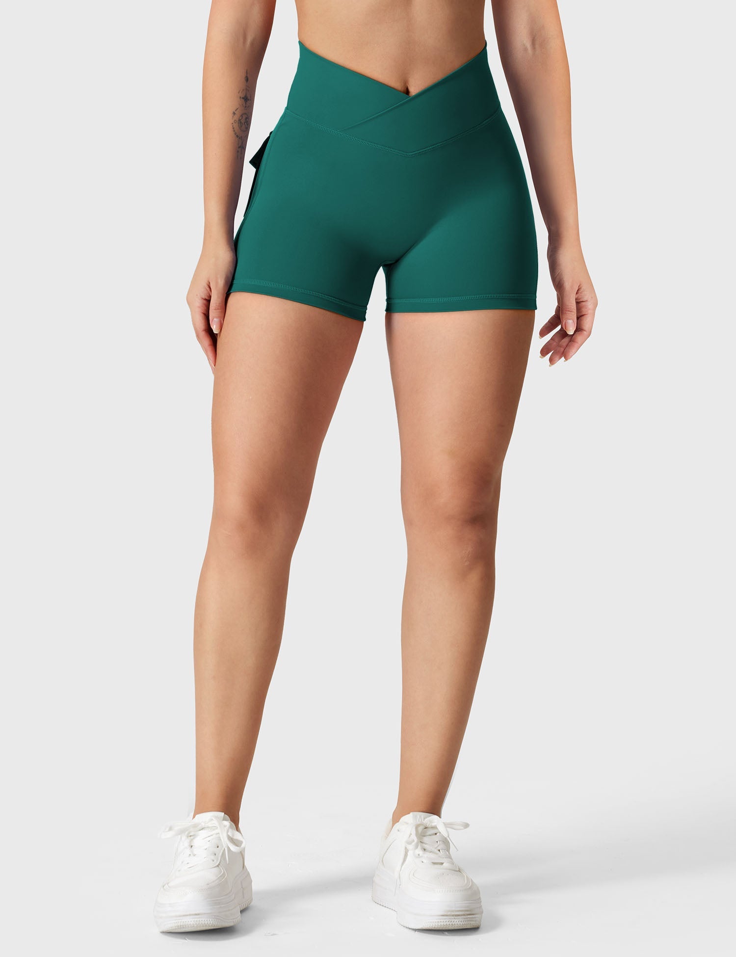 YGLEO V-waistband Charm Shorts