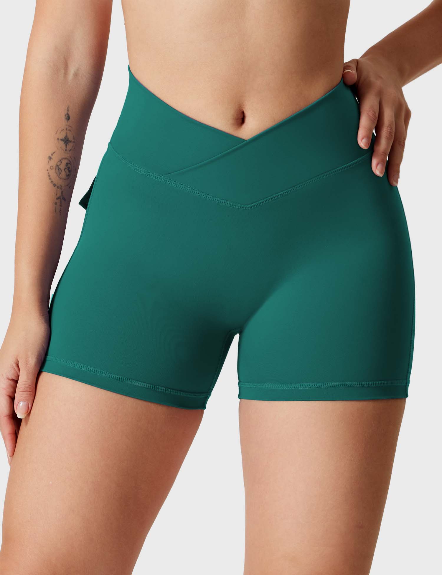 YGLEO V-waistband Charm Shorts