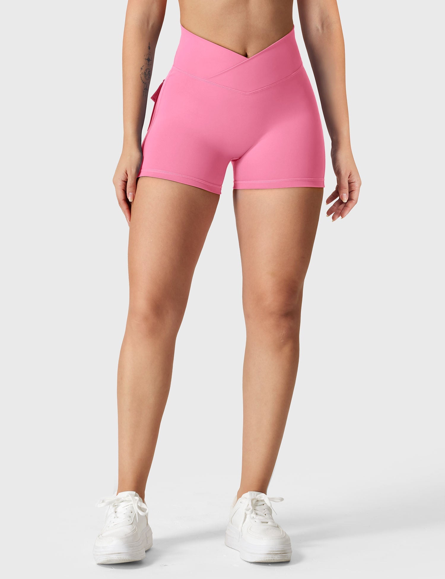 YGLEO V-waistband Charm Shorts