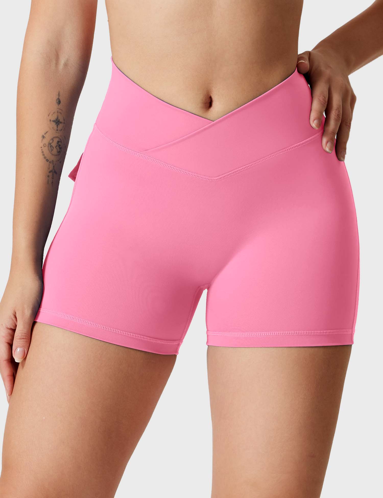 YGLEO V-waistband Charm Shorts