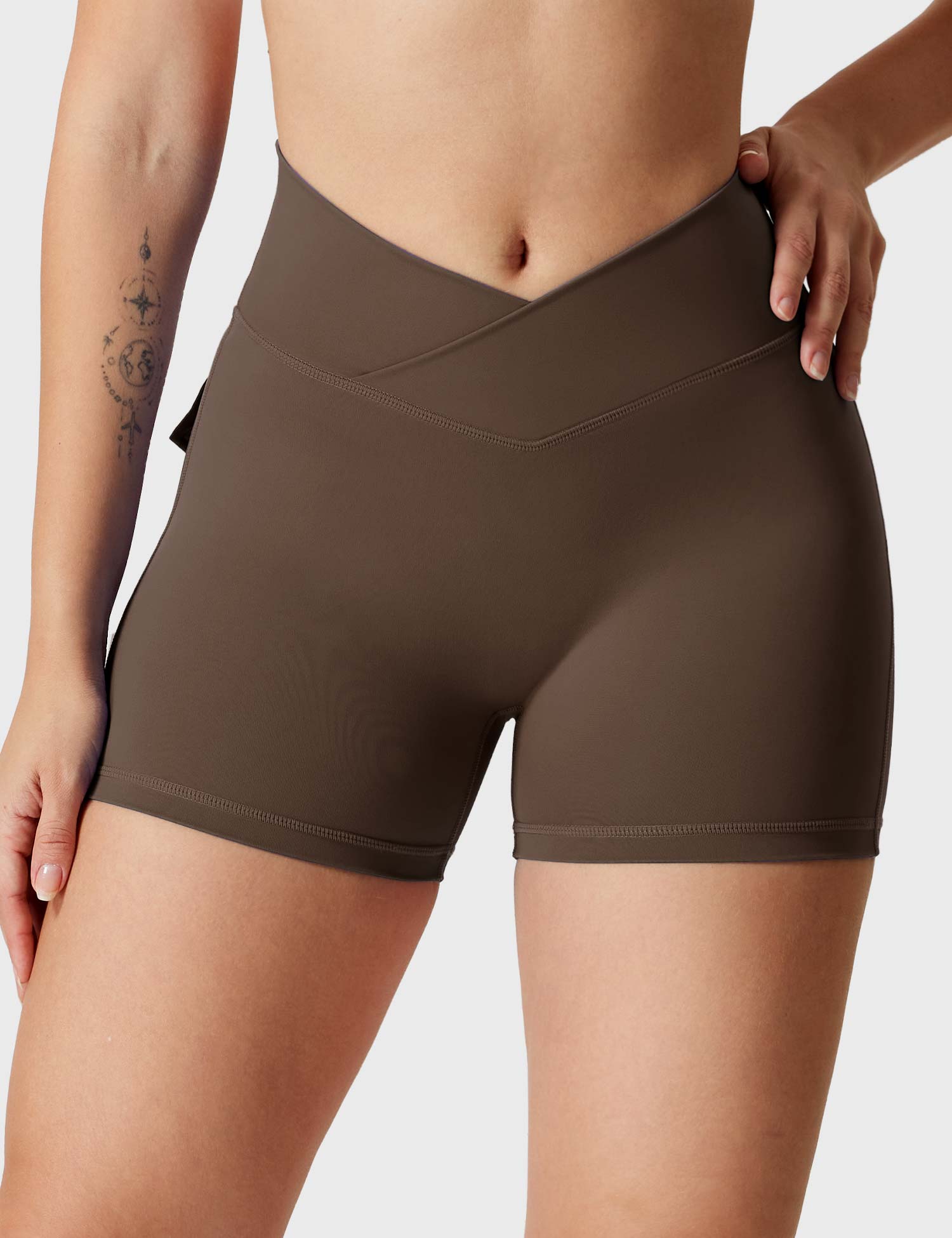 YGLEO V-waistband Charm Shorts